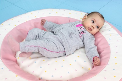 bébé jouant librement sur tapis de motricité en crèche